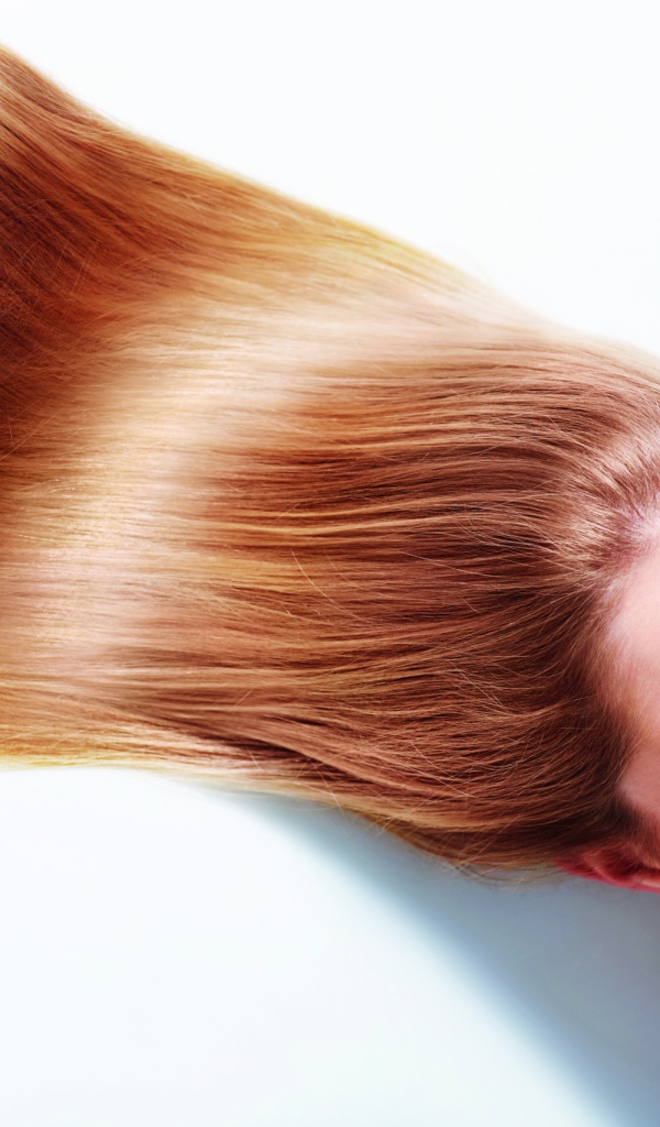 Длинноволосая шатенка с закрытыми глазами на белом фоне