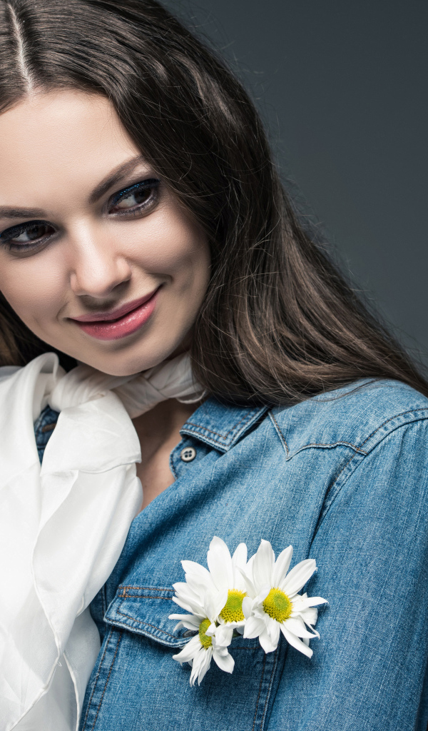 Длинноволосая девушка в джинсовом пиджаке с шарфом на шее