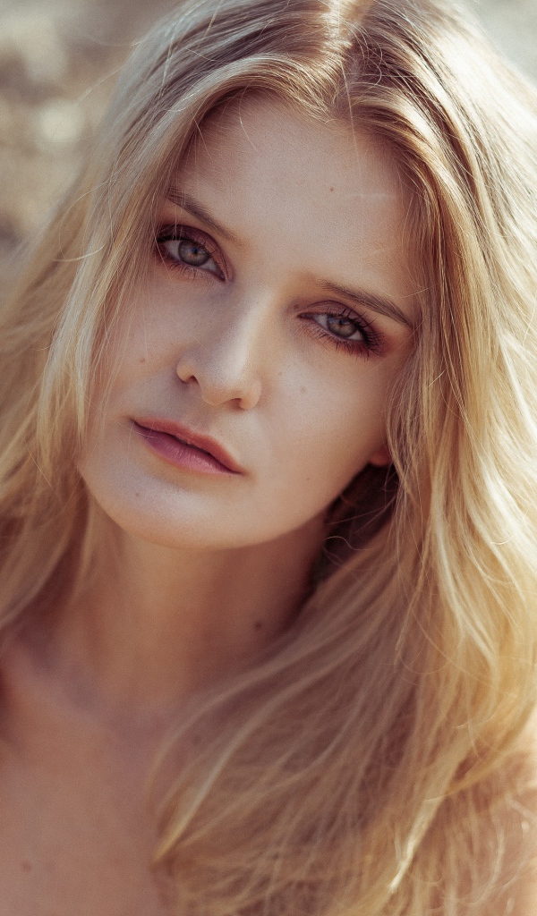 Длинноволосая блондинка крупным планом