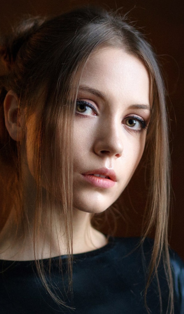 Милая девушка на коричневом фоне