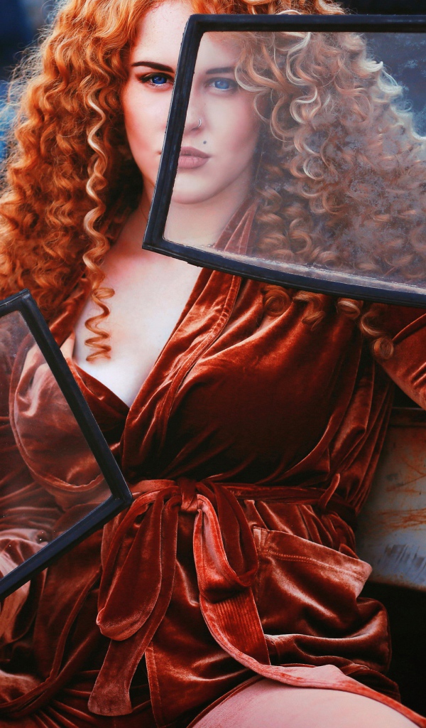 Рыжеволосая девушка со стеклами в руках 