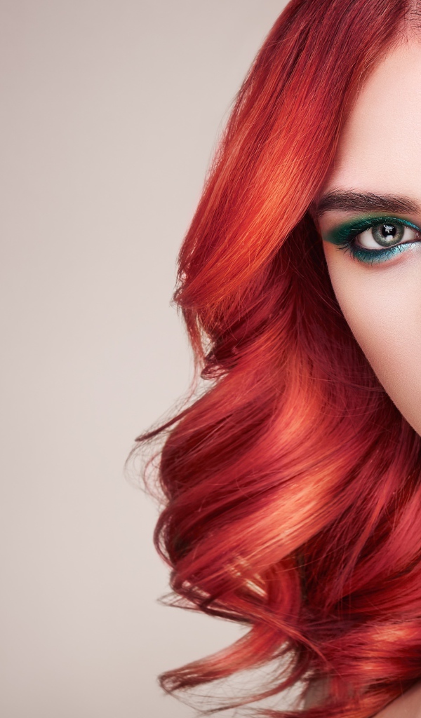 Рыжеволосая девушка с накрашенными глазами