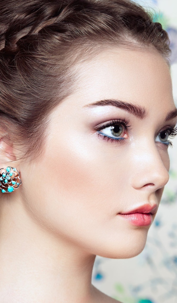 Красивая нежная девушка с прической вид сбоку