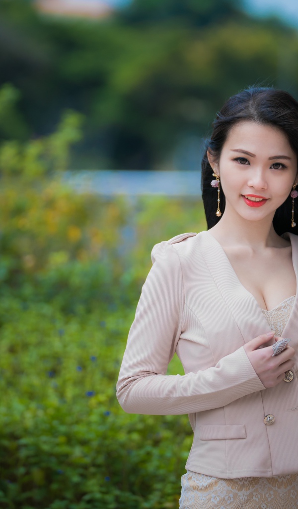 Улыбающаяся девушка азиатка в костюме