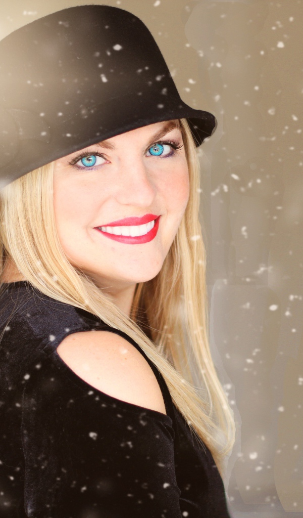 Улыбающаяся голубоглазая девушка в черной шляпе