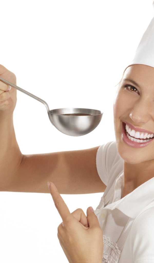 Улыбающаяся девушка в костюме повара с половником