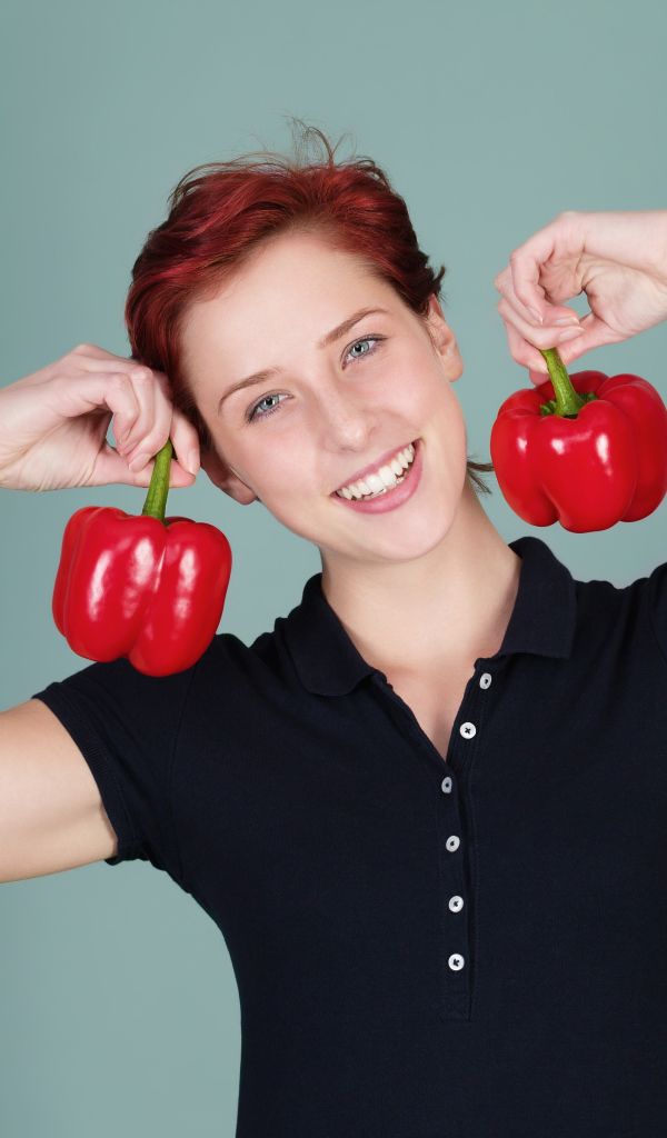 Улыбающаяся девушка с болгарским перцем в руках