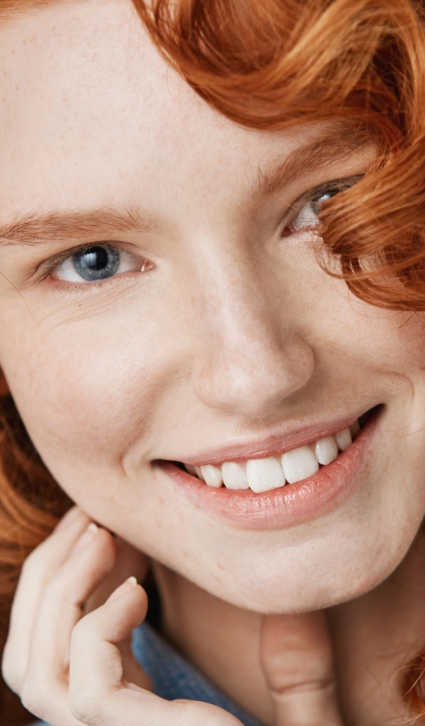 Улыбающаяся рыжеволосая девушка лицо крупным планом