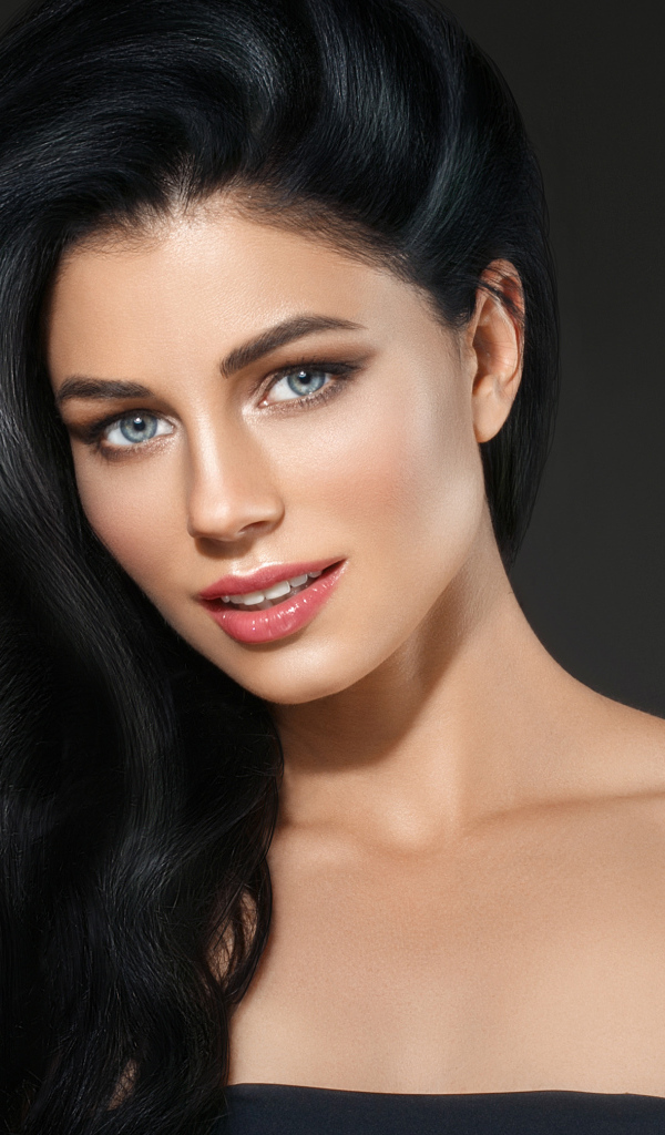 Эффектная длинноволосая брюнетка с голубыми глазами