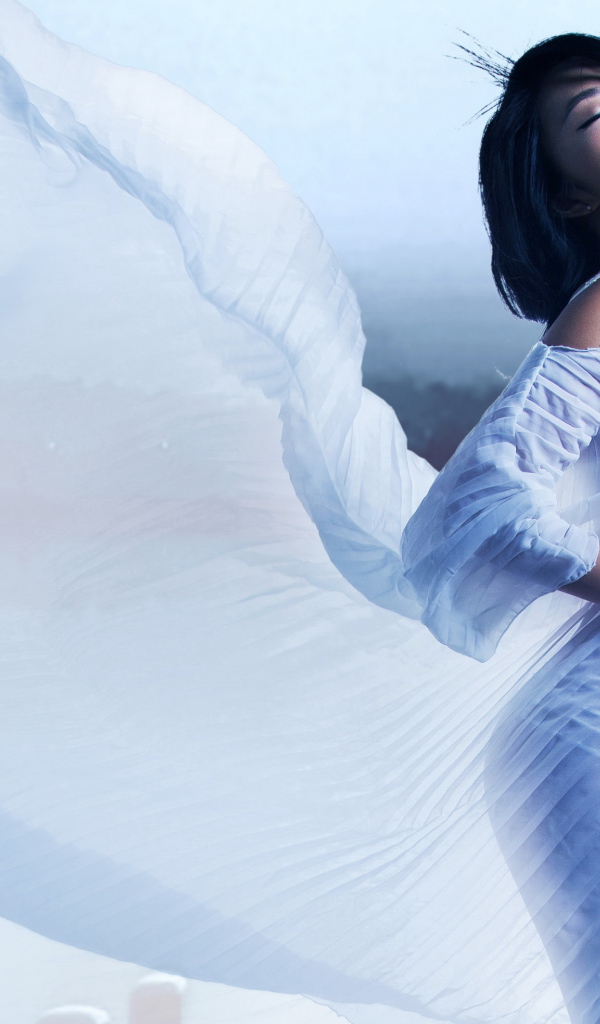 Стильная девушка азиатка в красивом белом платье 