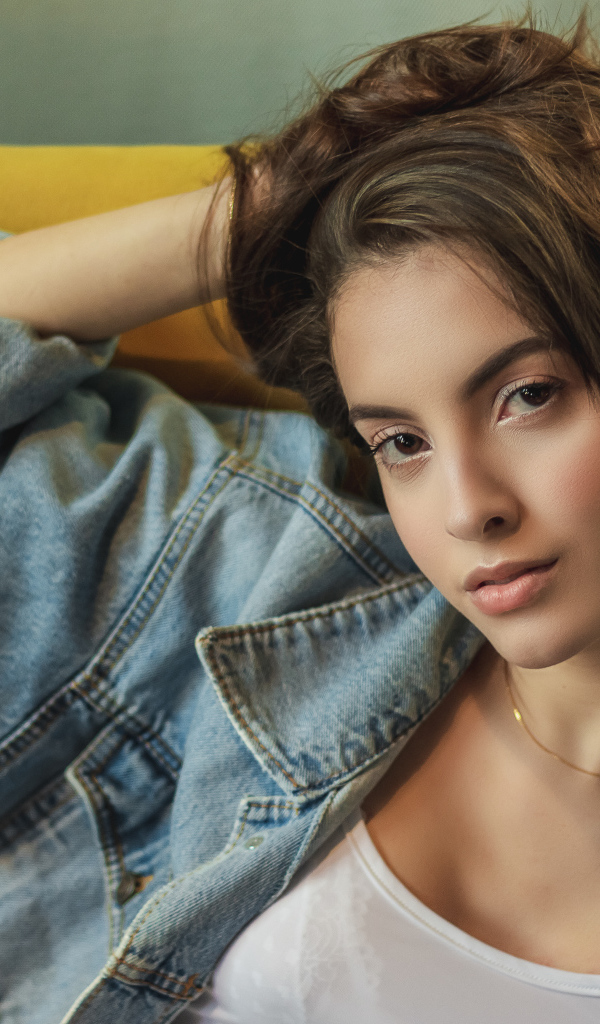 Стильная кареглазая девушка в джинсовой куртке