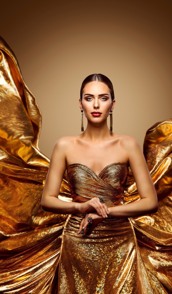Стильная девушка в красивом золотом платье 
