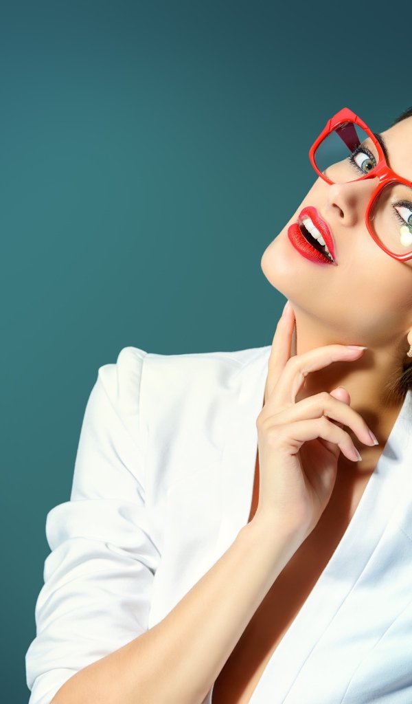 Стильная девушка в очках и белой рубашке