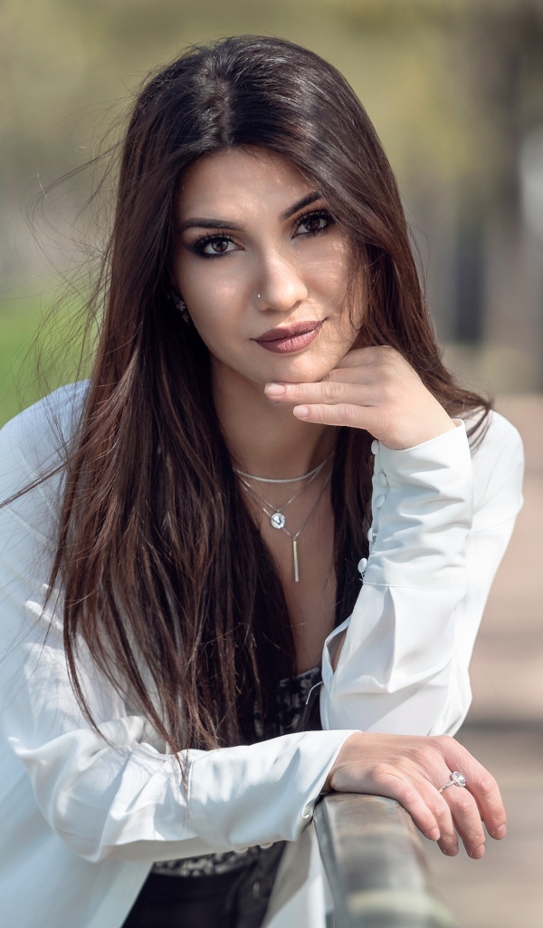 Стильная молодая девушка в белом пиджаке 