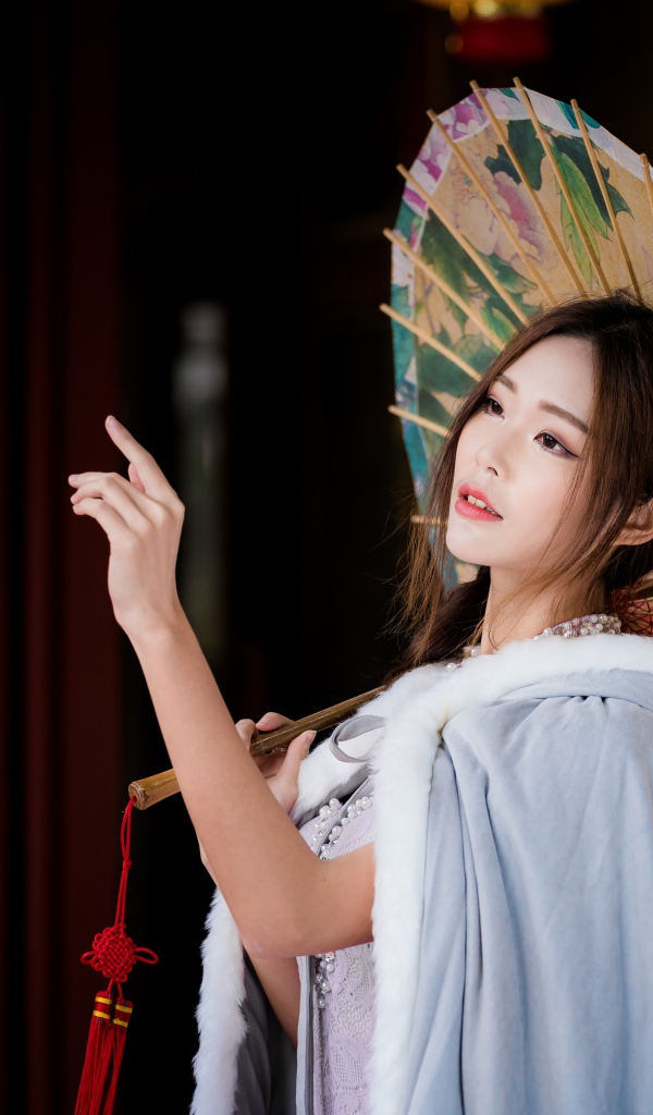 Нежная азиатка с зонтиком в руках