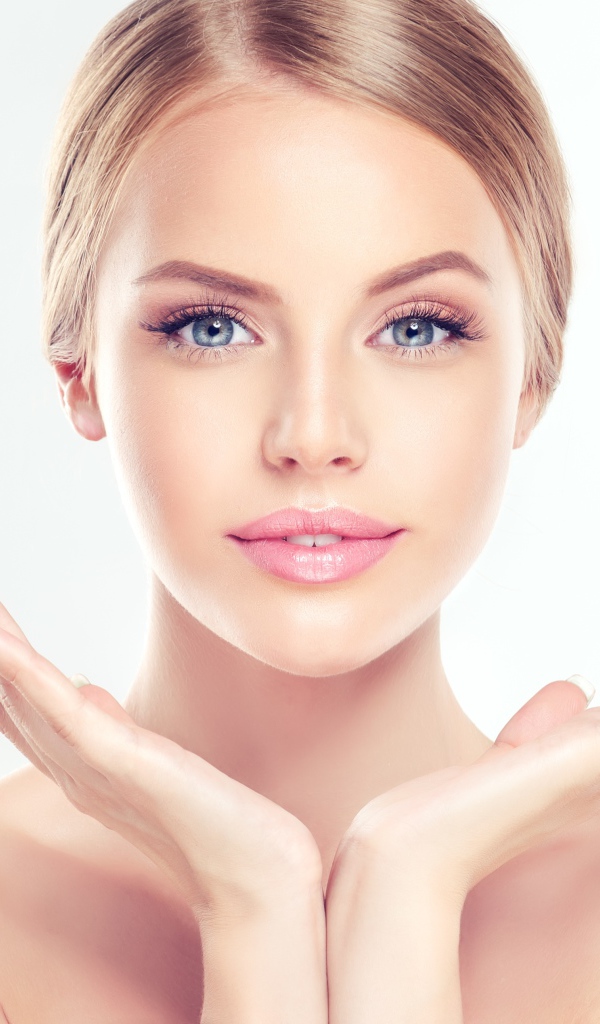 Нежная красивая девушка с голубыми глазами на белом фоне