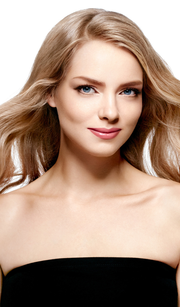 Нежная голубоглазая блондинка в черном платье на белом фоне