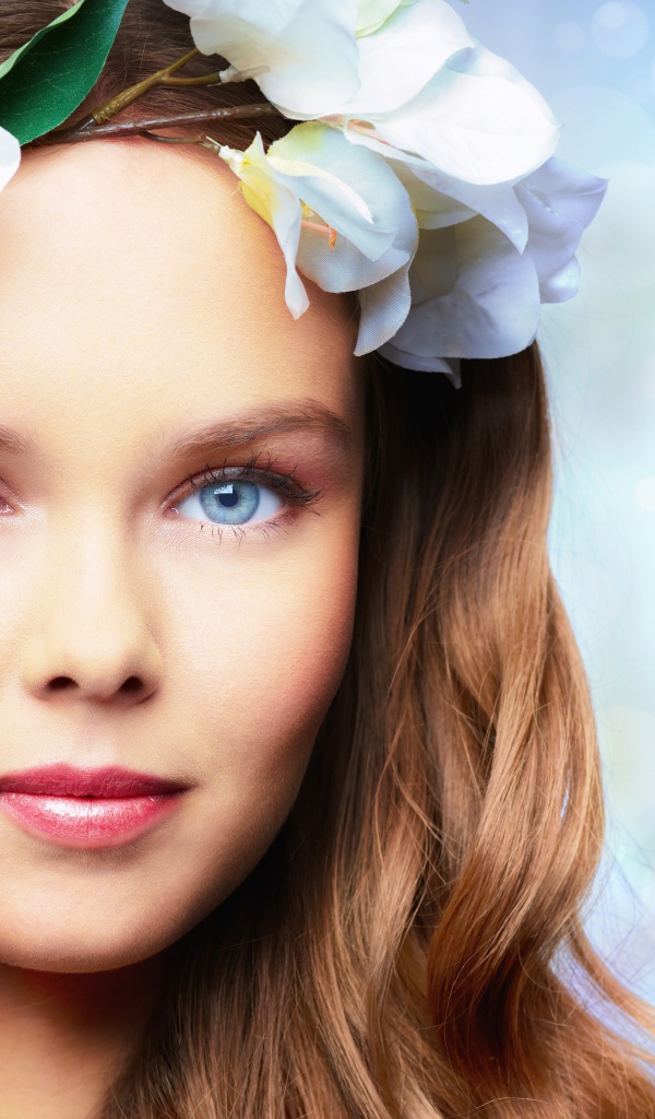 Нежная голубоглазая девушка с цветами в волосах 