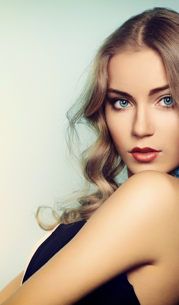 Нежная голубоглазая девушка с длинными волосами