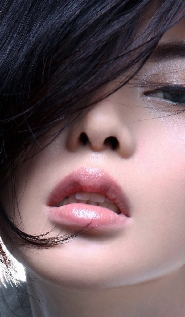 Нежная девушка шатенка лицо крупным планом