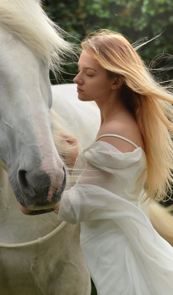 Нежная девушка в белом платье с лошадью 