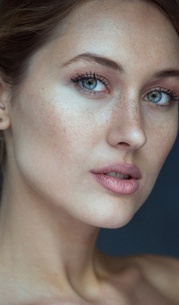 Нежная зеленоглазая девушка крупным планом