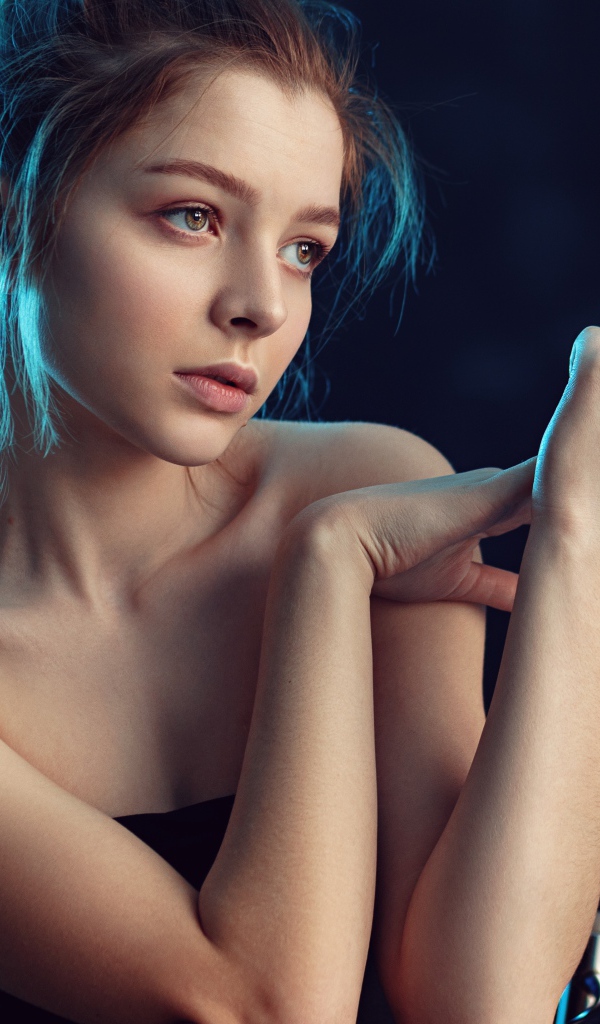 Нежная задумчивая грустная девушка 