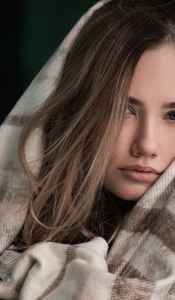 Девушка с волосами на лице в палантине