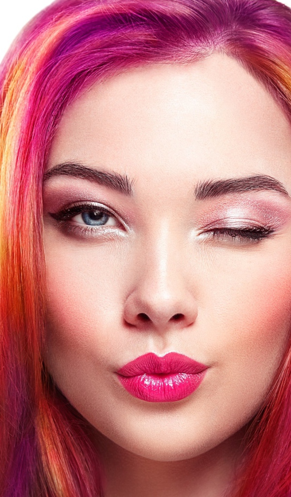 Девушка с розовыми волосами подмигивает глазом