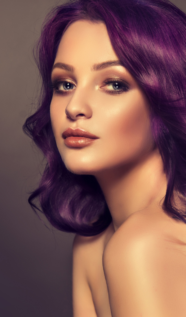Девушка с фиолетовыми волосами на сером фоне