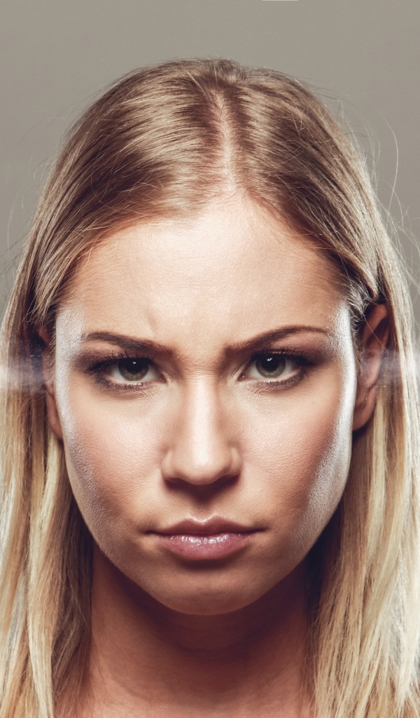 Дым из ушей у девушки блондинки на сером фоне