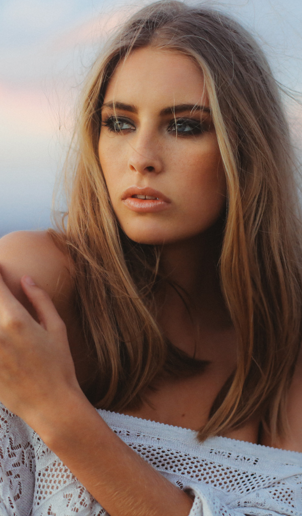 Ветер развивает волосы красивой блондинки