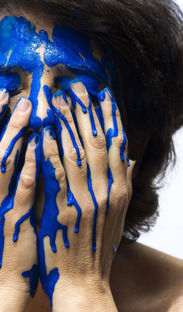Лицо и руки женщины в синей краске