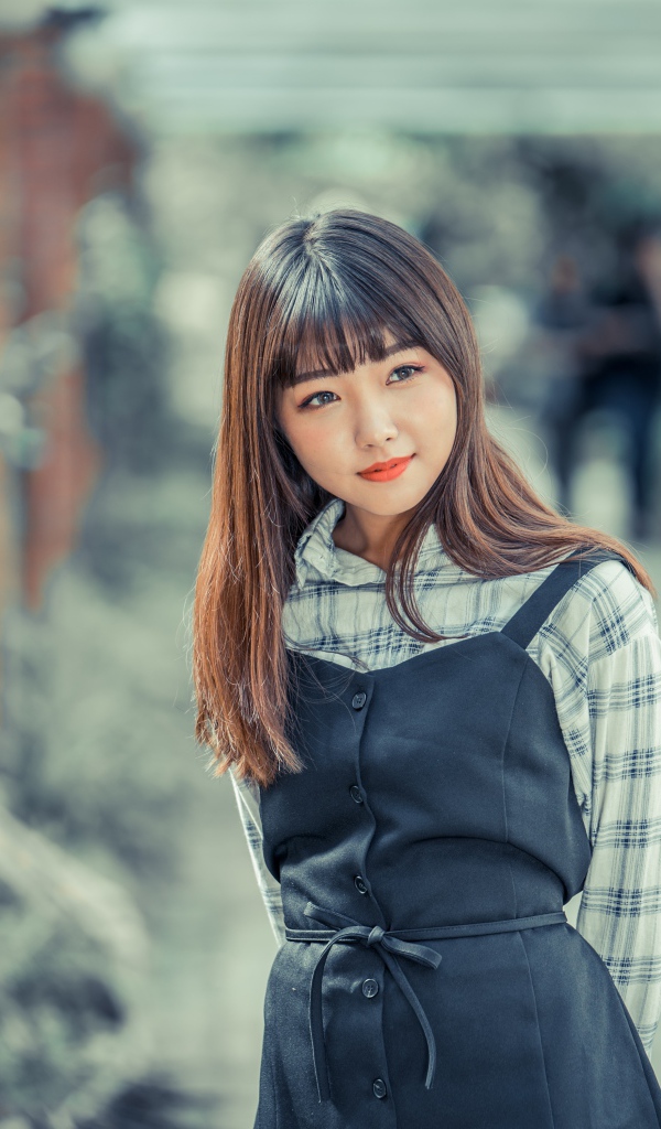 Молодая девушка азиатка в черном сарафане