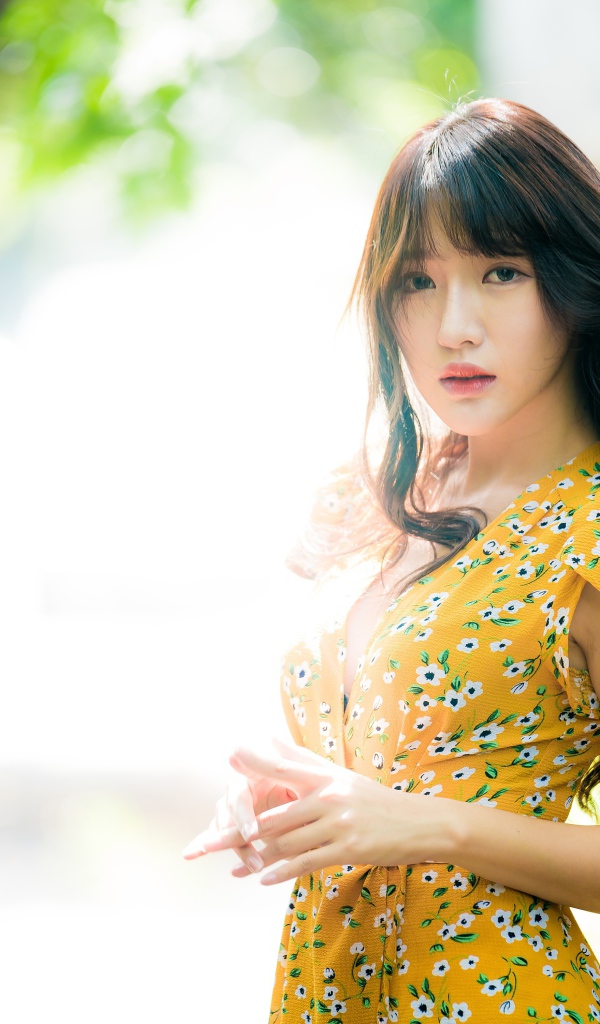 Молодая девушка азиатка в красивом платье 