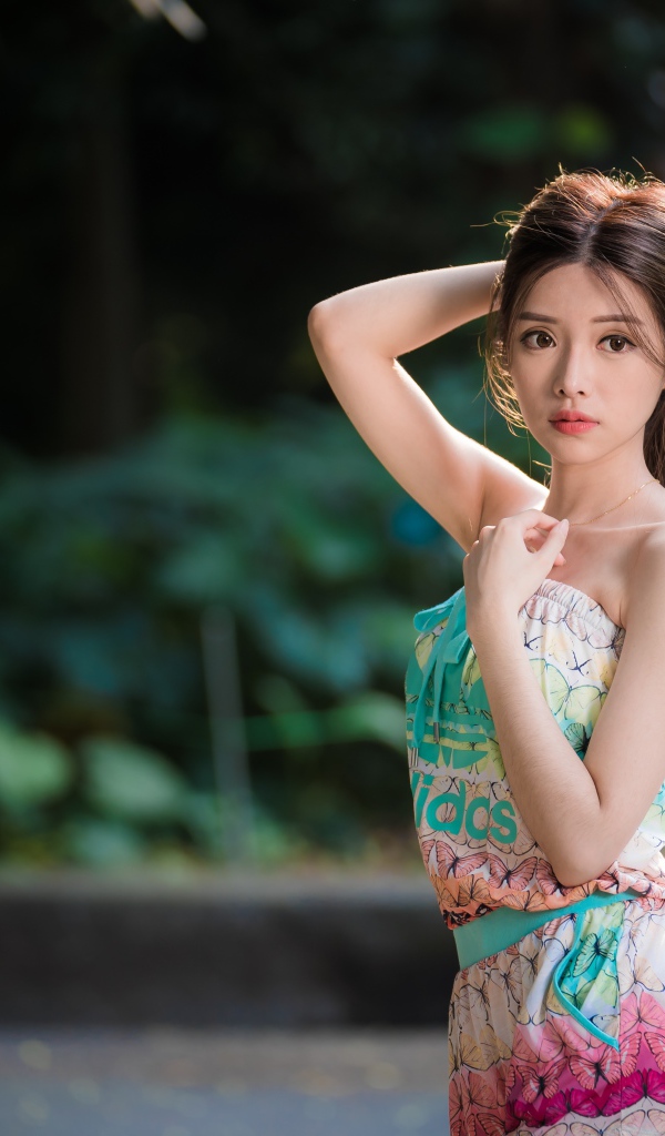 Молодая красивая девушка с рукой в волосах