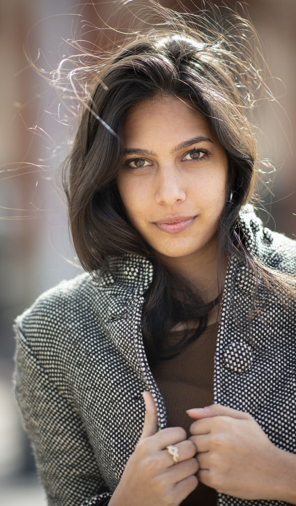 Молодая девушка в сером пальто 