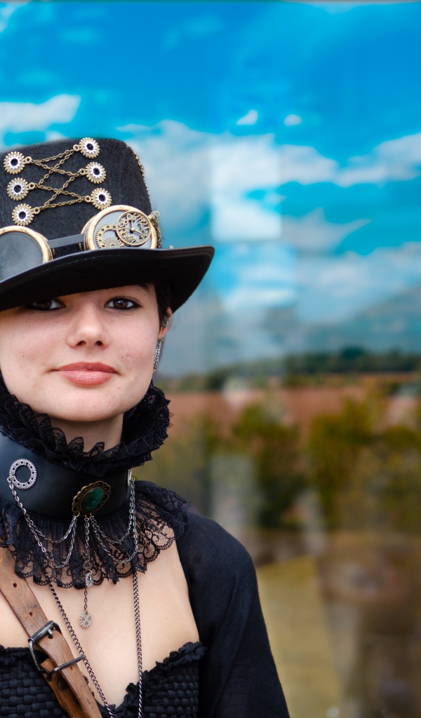 Молодая девушка в костюме на фоне неба