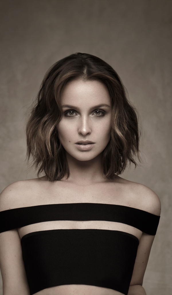 Молодая девушка модель на фоне стены