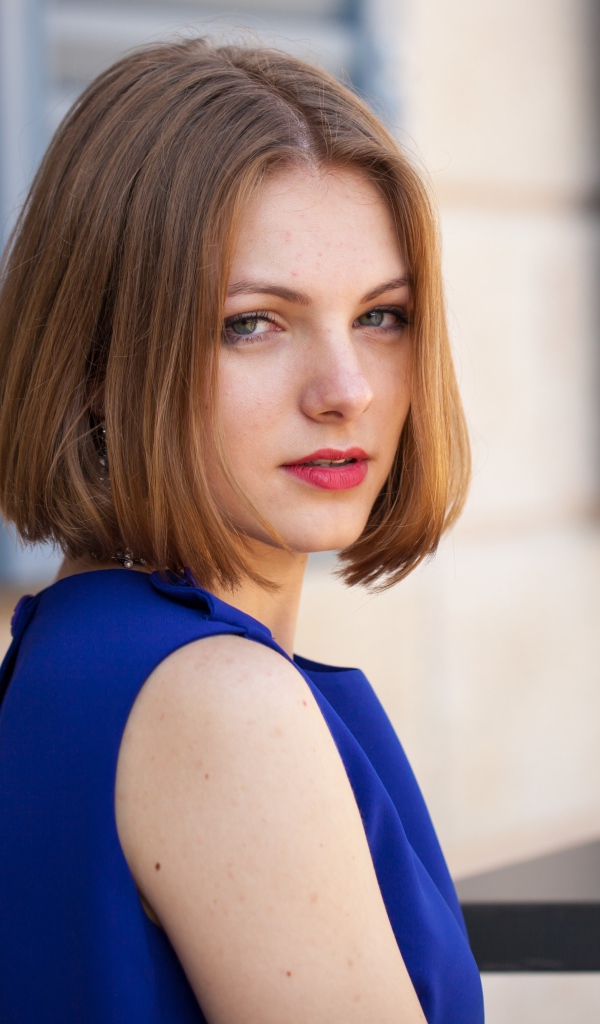 Молодая девушка с прической каре