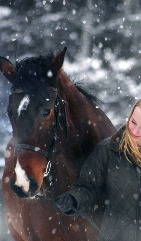 Молодая девушка с конем зимой 