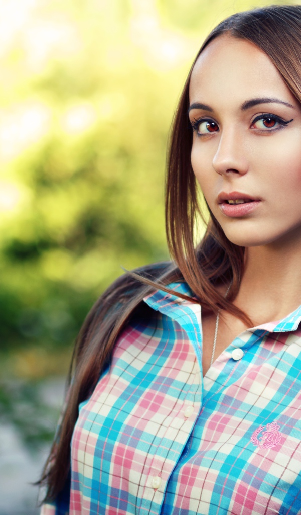 Молодая длинноволосая девушка в рубашке