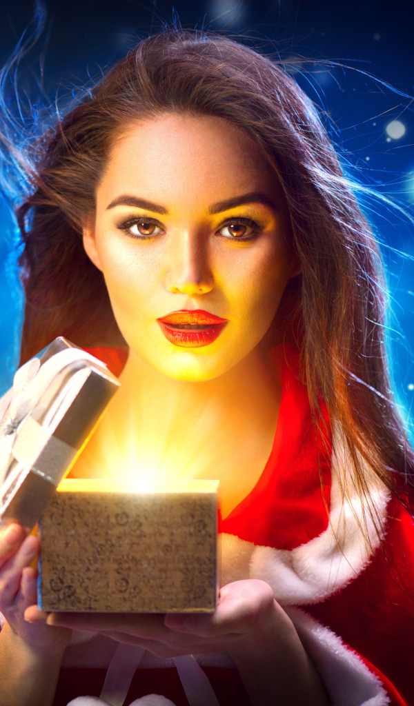 Красивая девушка открывает коробку с подарком на новый год 