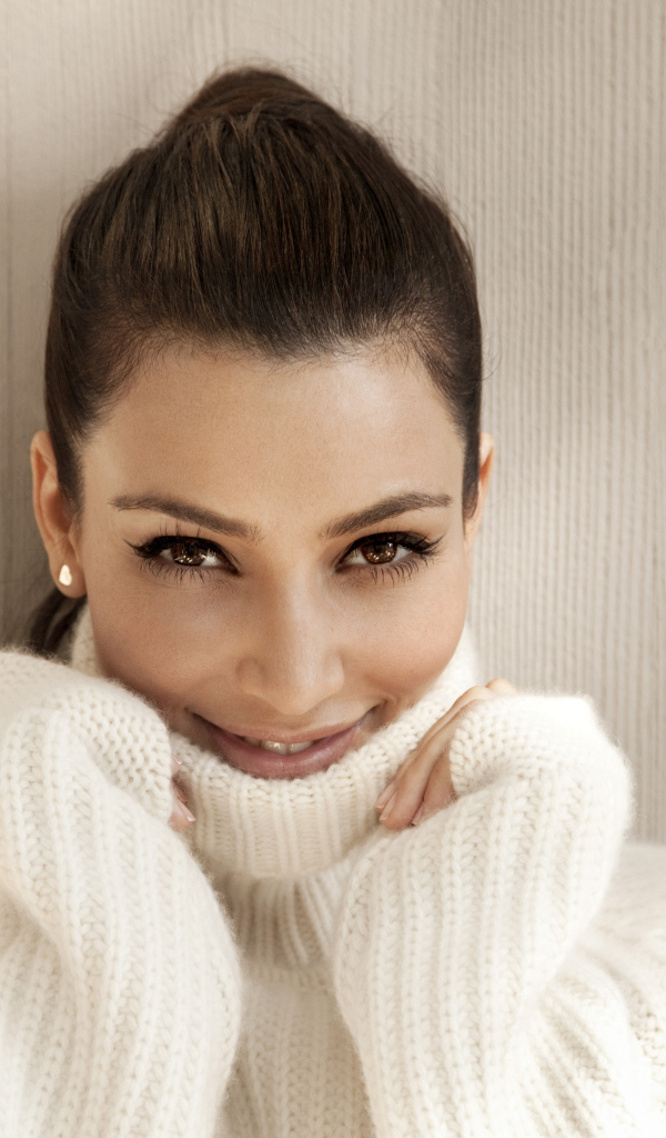 Актриса, фотомодель Ким Кардашьян в в белом свитере