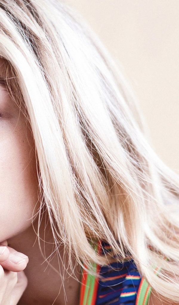 Красивая блондинка модель Джиджи Хадид лицо крупным планом