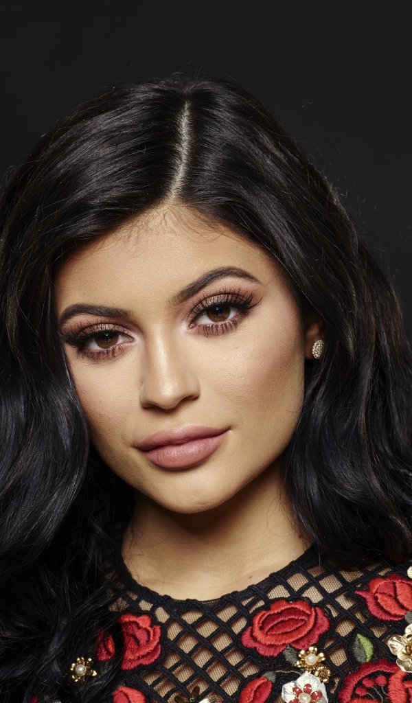 Красивая кареглазая брюнетка, модель Кайли Дженнер