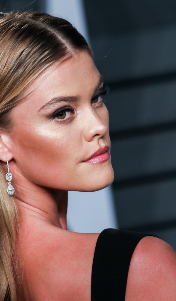 Красивая девушка модель Нина Агдал 