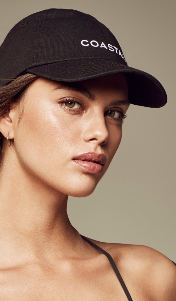 Красивая девушка модель в черной бейсболке