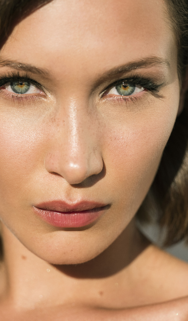 Красивая зеленоглазая девушка модель Белла Хадид