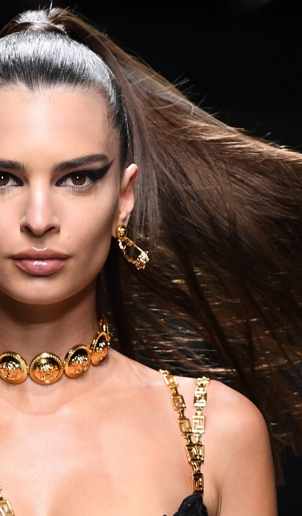 Красивая модель Эмили Ратаковски на показе мод